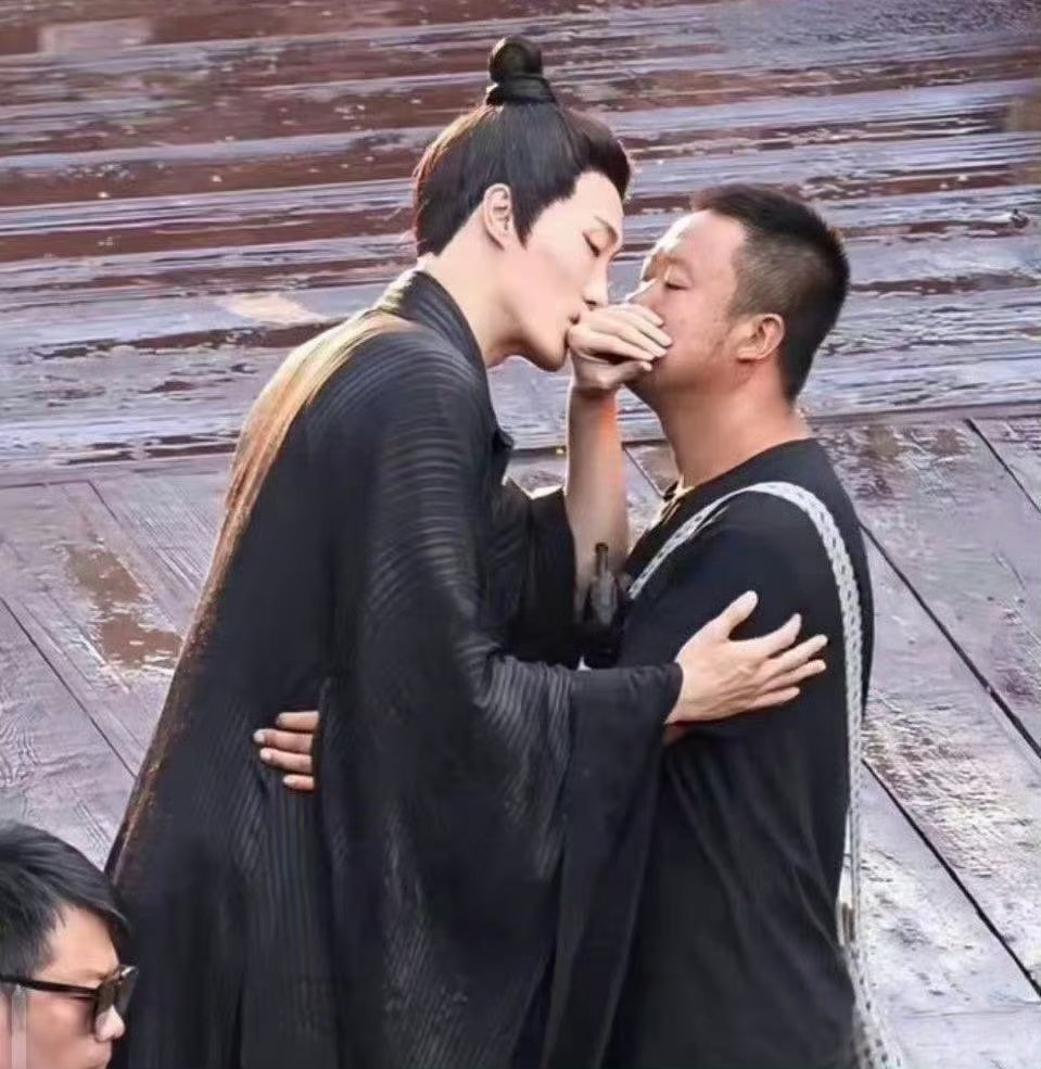 没想到吻戏是这样拍出来的，竟然是用的男替身 