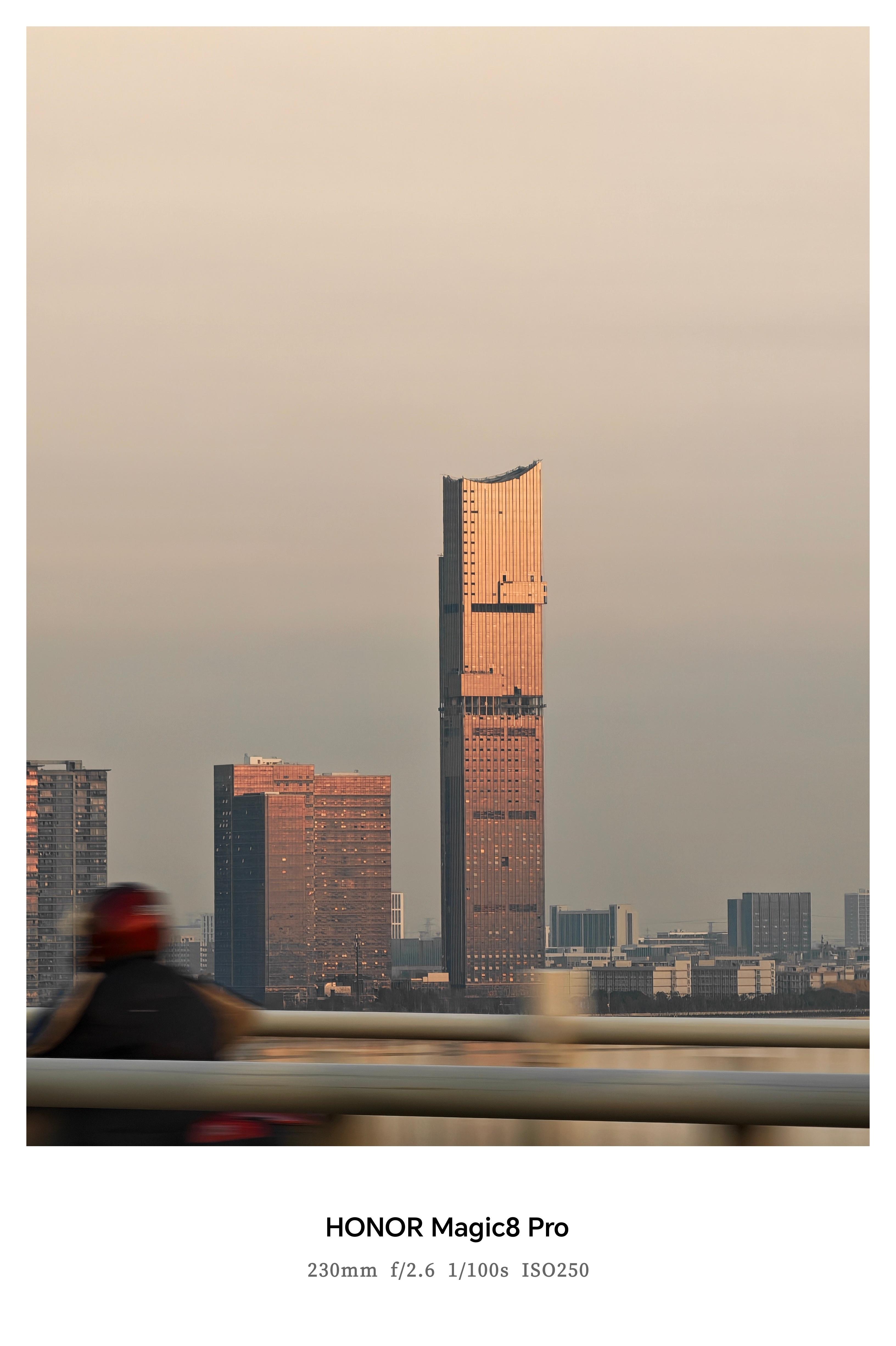 本以为会是一张很好看的抓拍，但没想到把也人影也给拍进来了。不过好在荣耀的AI消除