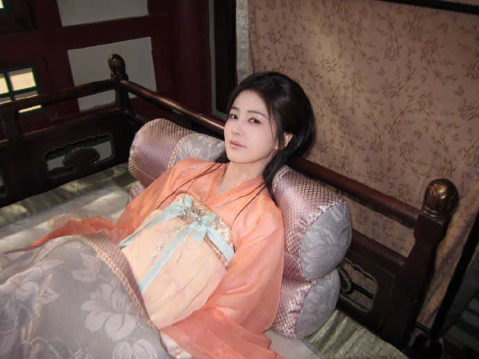 白鹿王星越唐宫奇案告白吻 啊啊啊太甜了吧！就这么亲！李佩仪萧怀瑾告白吻，佩仪主动