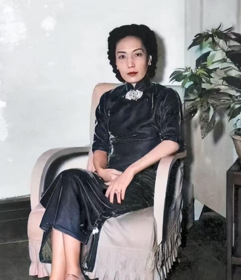 孟小冬：戏台是假，戏台唱尽悲欢，活成自己才是真“冬皇”

12岁上海唱红，18岁