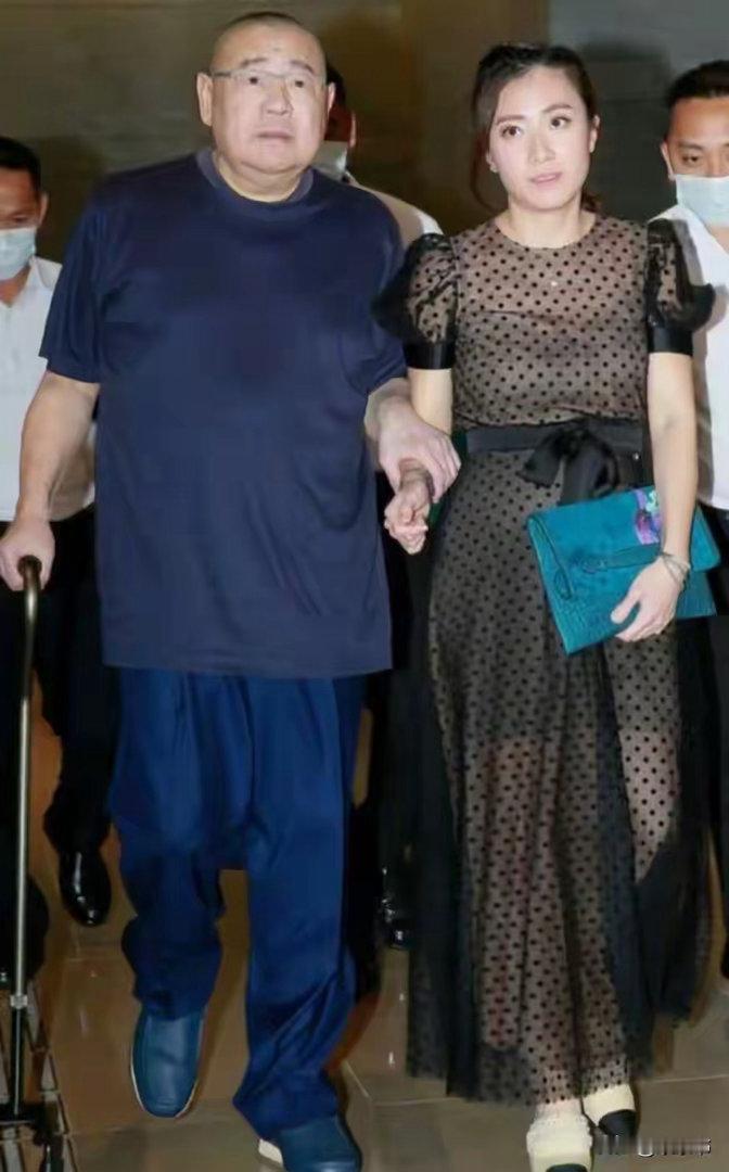 与甘比婚变真相大白，75岁刘銮雄近况曝光，难怪吕丽君频抛头露面 