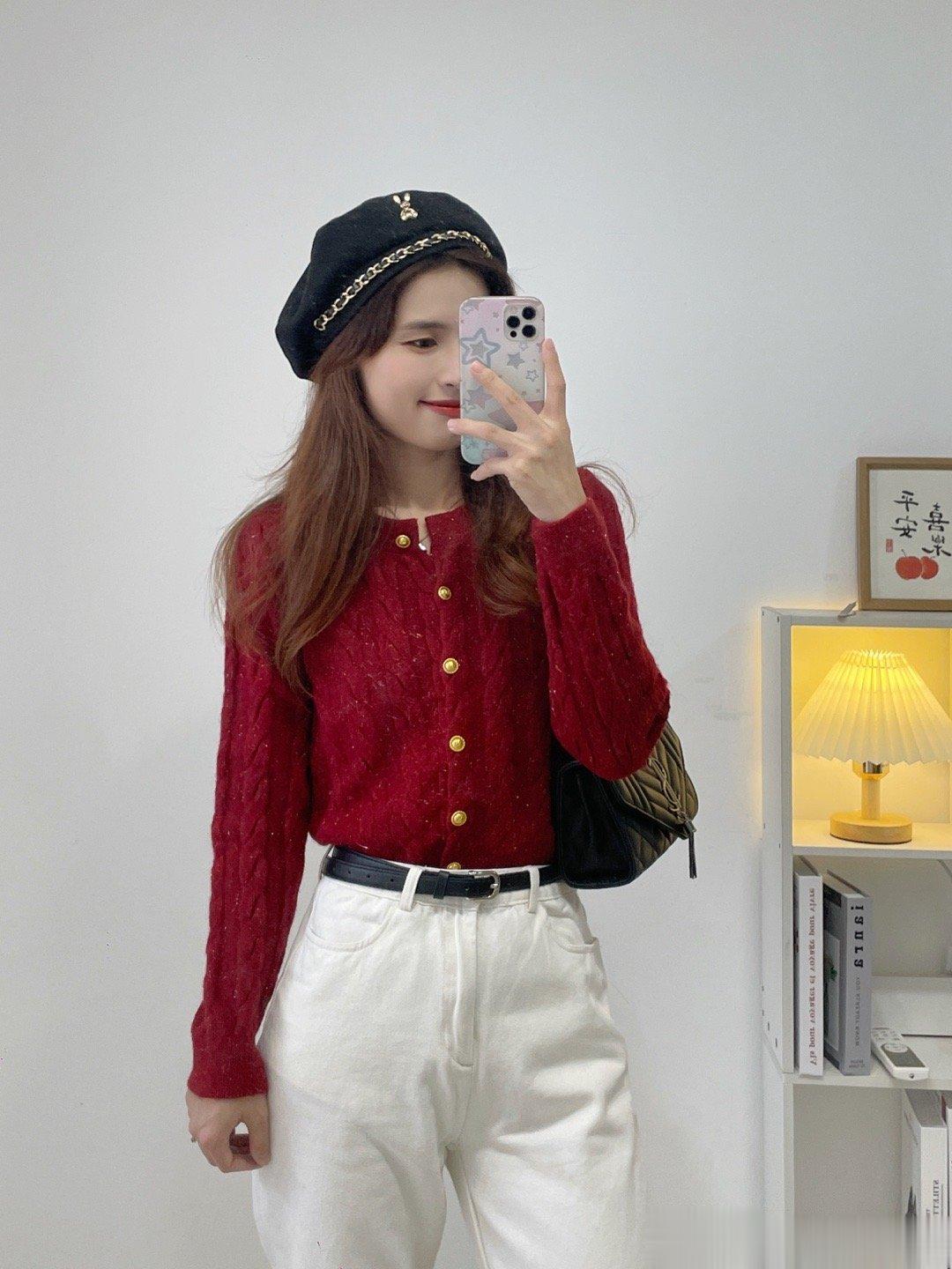 米色麻花开衫又增加一个红色的哦，超有过节的氛围感哦！ ​​​