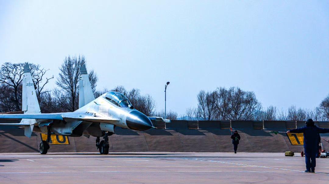 军事装备报道:
太行山下、齐鲁大地与中原腹地同步练兵。各机场战鹰列阵，机务官兵精