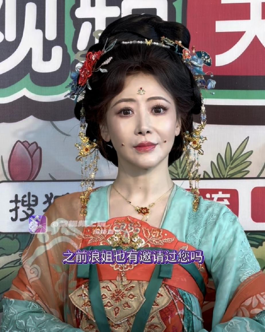 陈紫函参加采访时被工作人员问，有没有收到《乘风破浪的姐姐》的邀约，陈紫函说浪姐邀