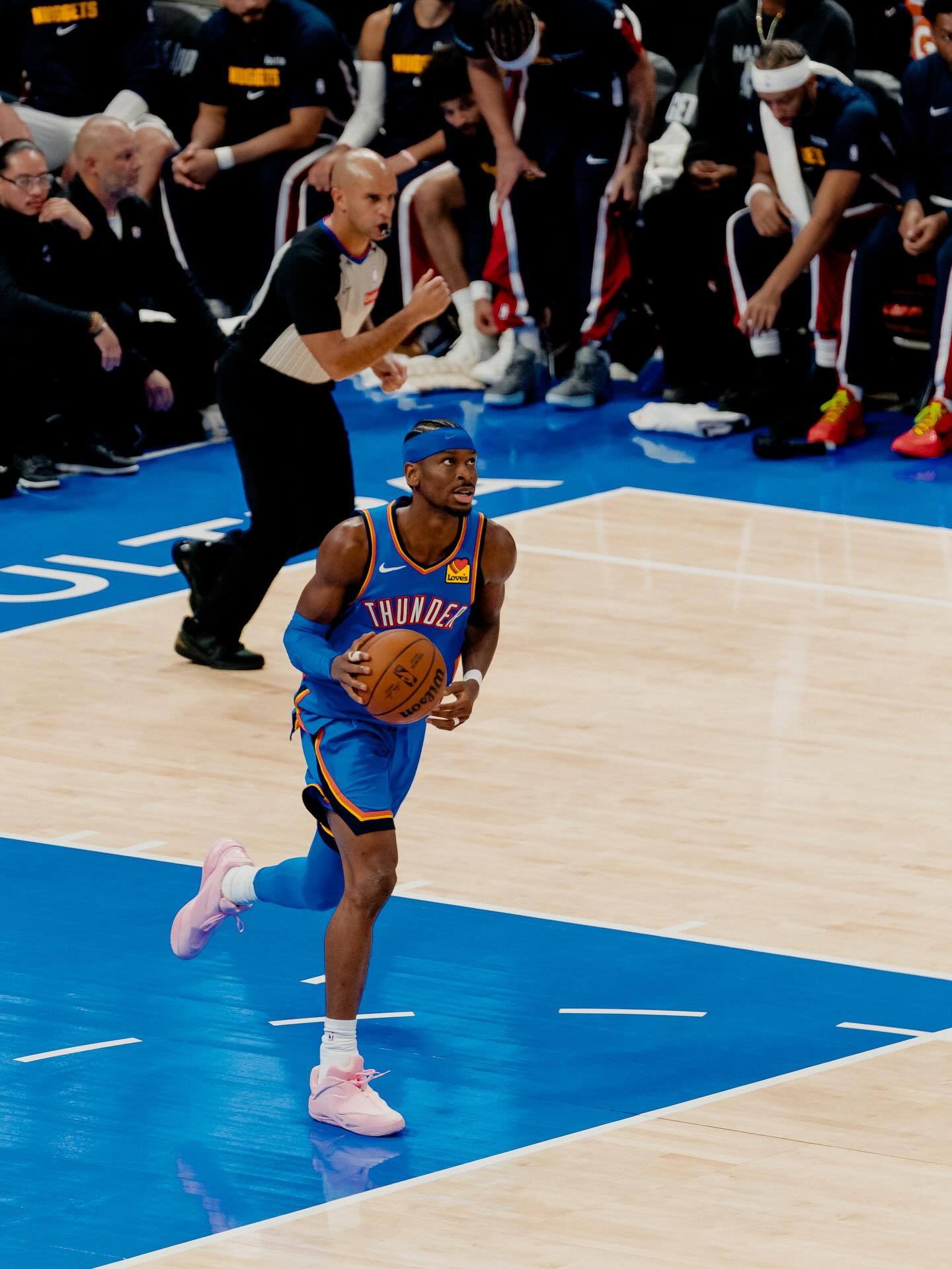 亚历山大晒近照并配文：three in a row where they wen