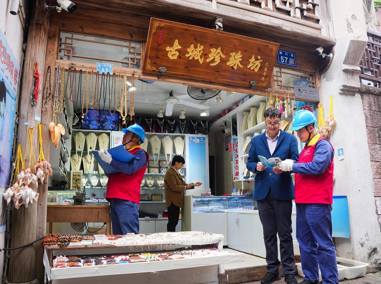 护航古城文旅】5月12日，@国网象山县供电公司 员工来到石浦古城景区开展用电安全