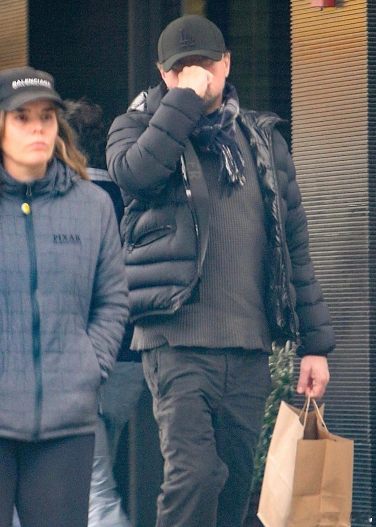 小李子与女友外出用餐莱昂纳多·迪卡普里奥 当地时间12月23日下午，“小李子”莱