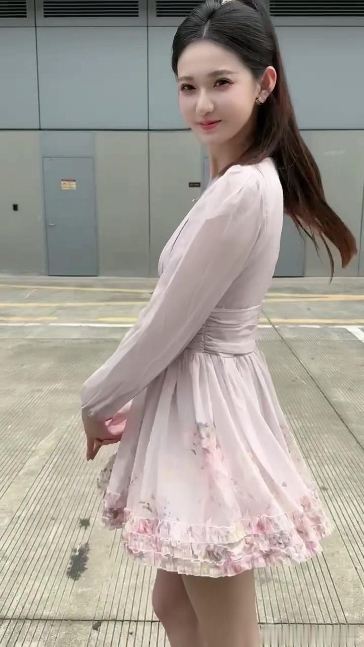 1️⃣177高妹显瘦穿搭：选垂坠感好的西装裤，搭配短款上衣，视觉上拉长比例，秒变