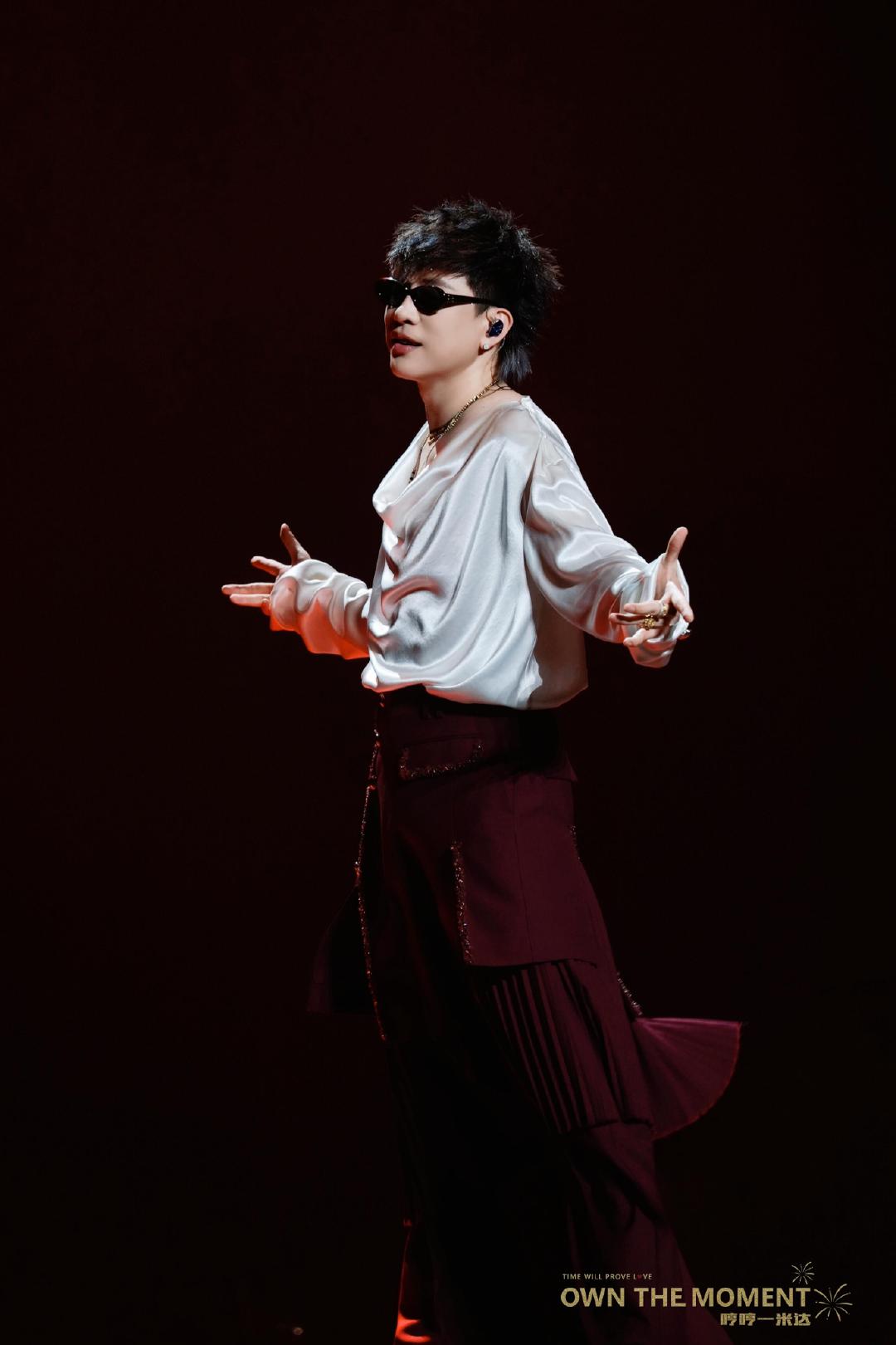 胡彦斌回应被喊歌王胡彦斌在演唱会上被粉丝喊歌王上海站演唱会氛围感拉满，粉丝集体大