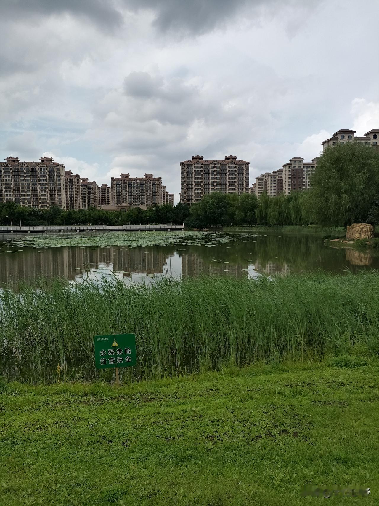 不给电梯卡升级对不对
今天，小区一位业主跟物业公司吵起来了。
原因是这位业主没交