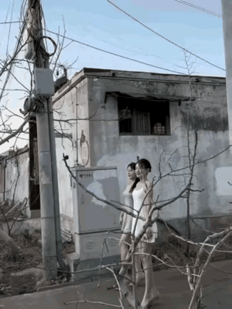 马上要过年了，即将回村的大姑娘，小媳妇敢这么穿着吗？恐怕爸妈早就拎着棍子追着揍了