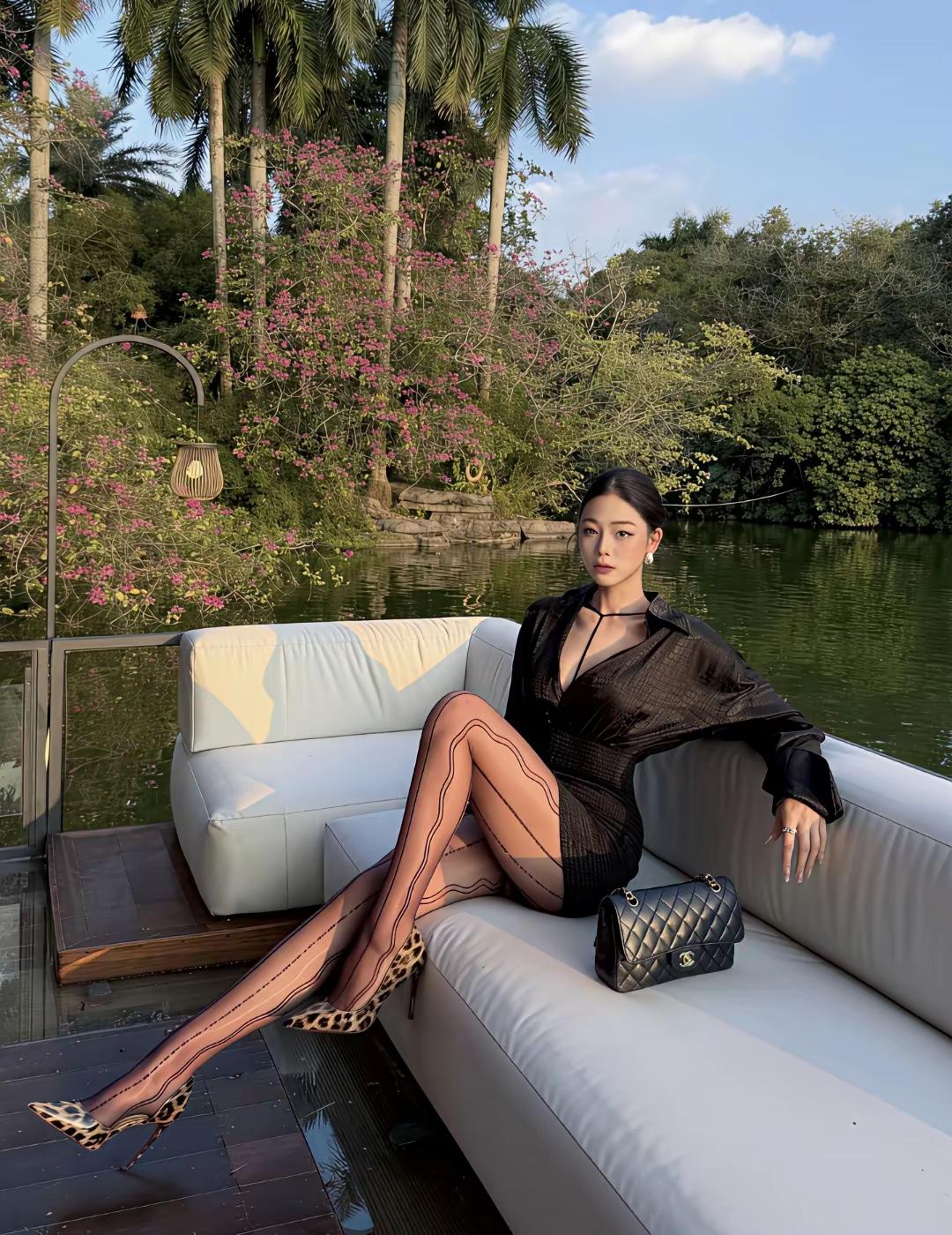 对联
上联：[作揖][作揖][作揖]
下联：在水一方。