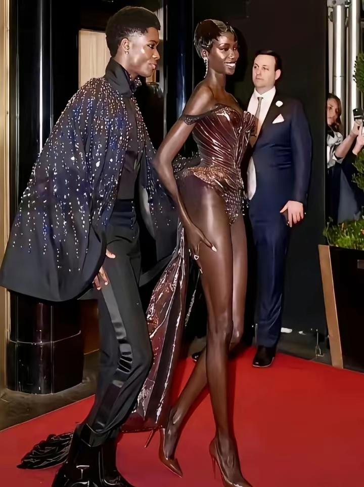 我吃过巧克力，但是，没想到世界上还有长着像巧克力皮肤的美女。这个叫黑珍珠的模特儿