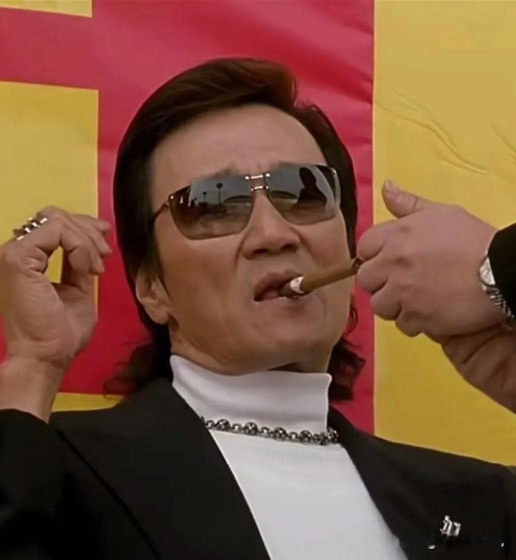 谢贤，活成了港圈独一份的传奇！
 
从影七十多年，演过数百部影视作品，完整见证了