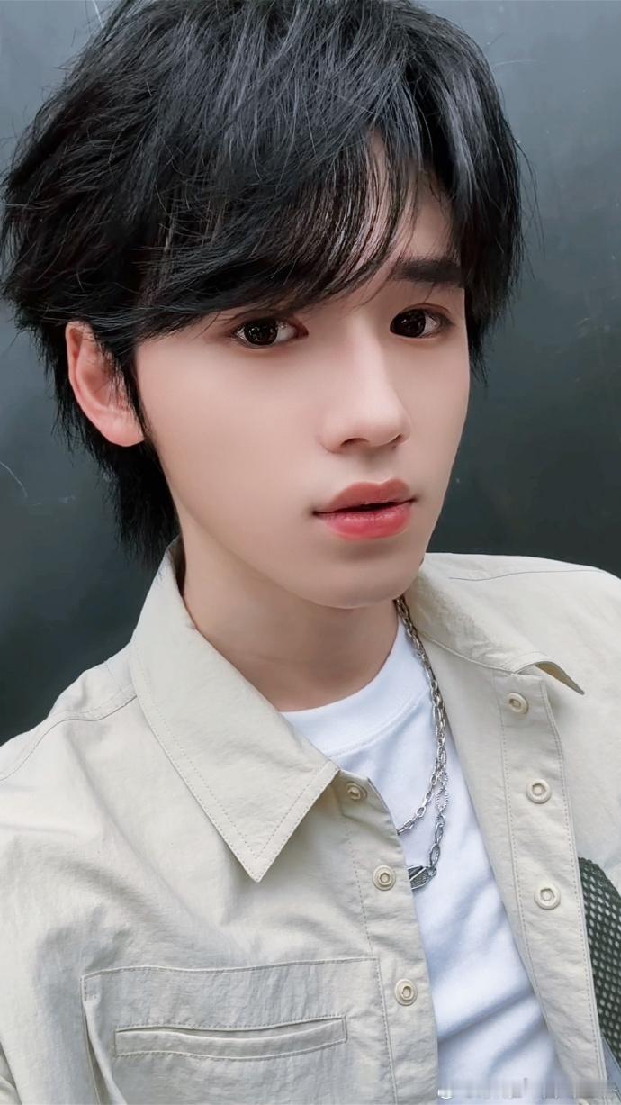 #宋亚轩晒昨天的自拍##宋亚轩昨天的自拍plog# 宋亚轩晒出的昨日自拍，可爱的