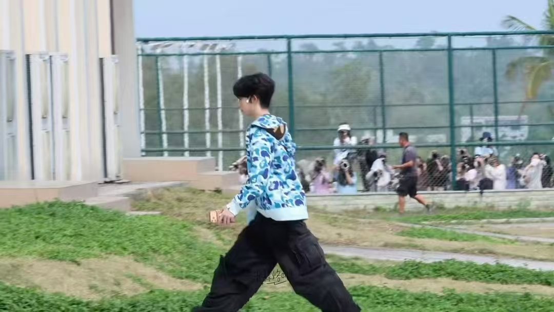 陈奕恒头发剪短了陈奕恒剪了发尾 陈奕恒剪了发尾！ 