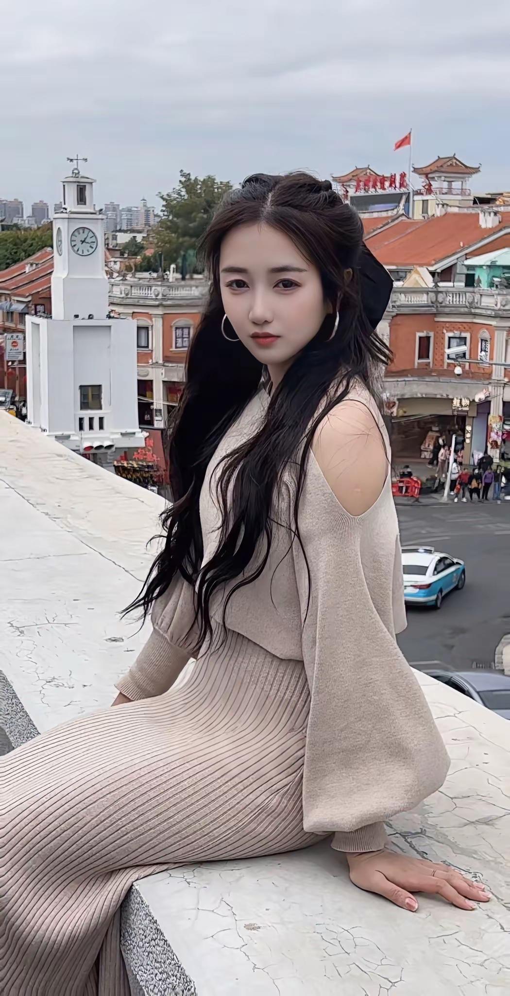 我只爱买衣服爱拍照 我不爱打牌也不打游戏 不爱社交 买衣服能让我开心 拍照会让我