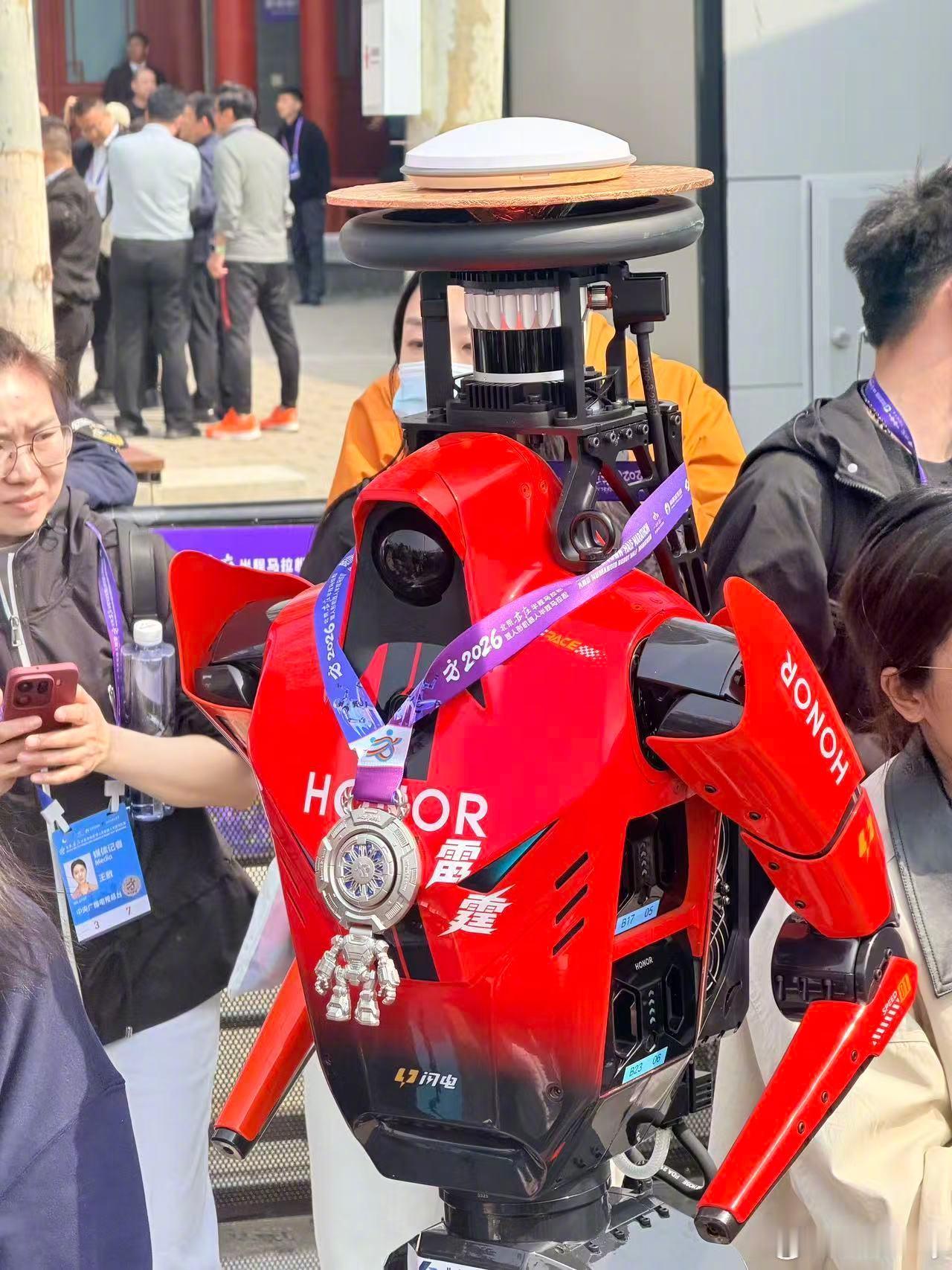 最新消息！荣耀不仅是第一名，还包揽了123456名荣耀机器人包揽马拉松金银铜20