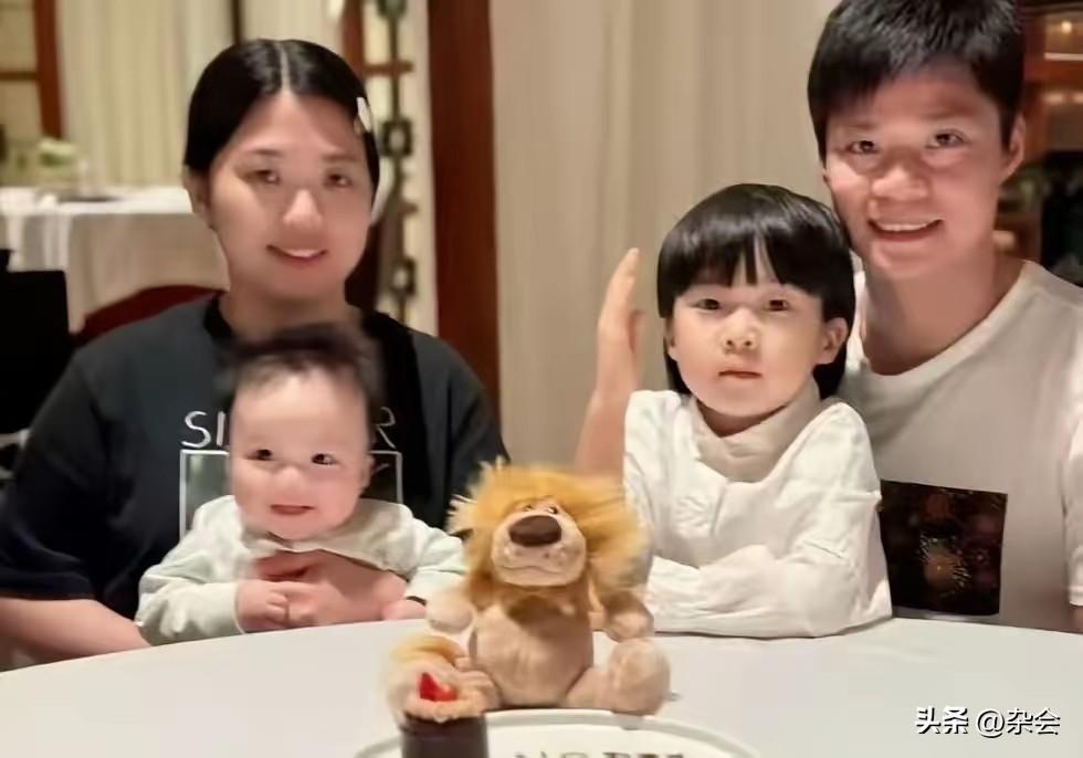 苏炳添不仅跑步快，生娃速度也是冠军级别的！三年抱三，还是初恋老婆，从校服到婚纱的