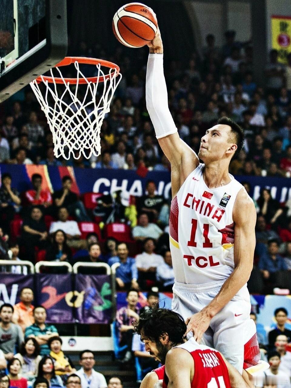 是什么造成易建联没像姚明一样长期留在NBA“我觉得易建联在NBA没有得到该有的赞