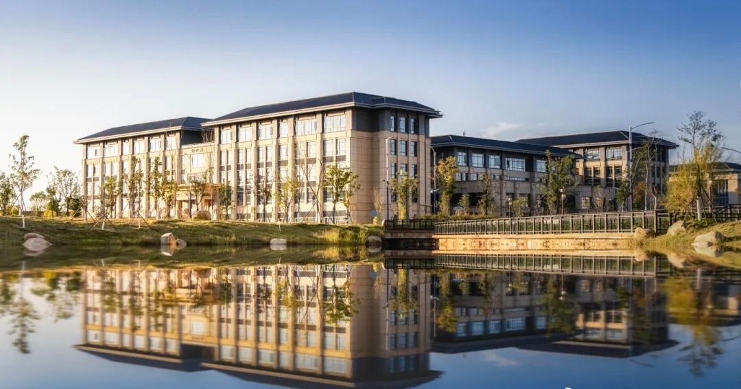 矿冶初心，六十七载薪火相传；
笃行致远，万千学子逐梦扬帆；
八角塘边，见证青春拔