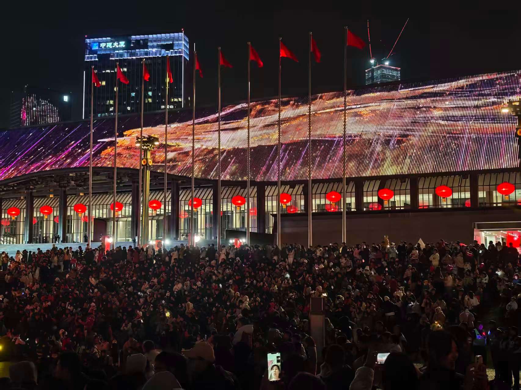 跨年夜，成都天府双塔、天府大屋檐等地标上演2026“蓉”马精神城市地标光影秀。同