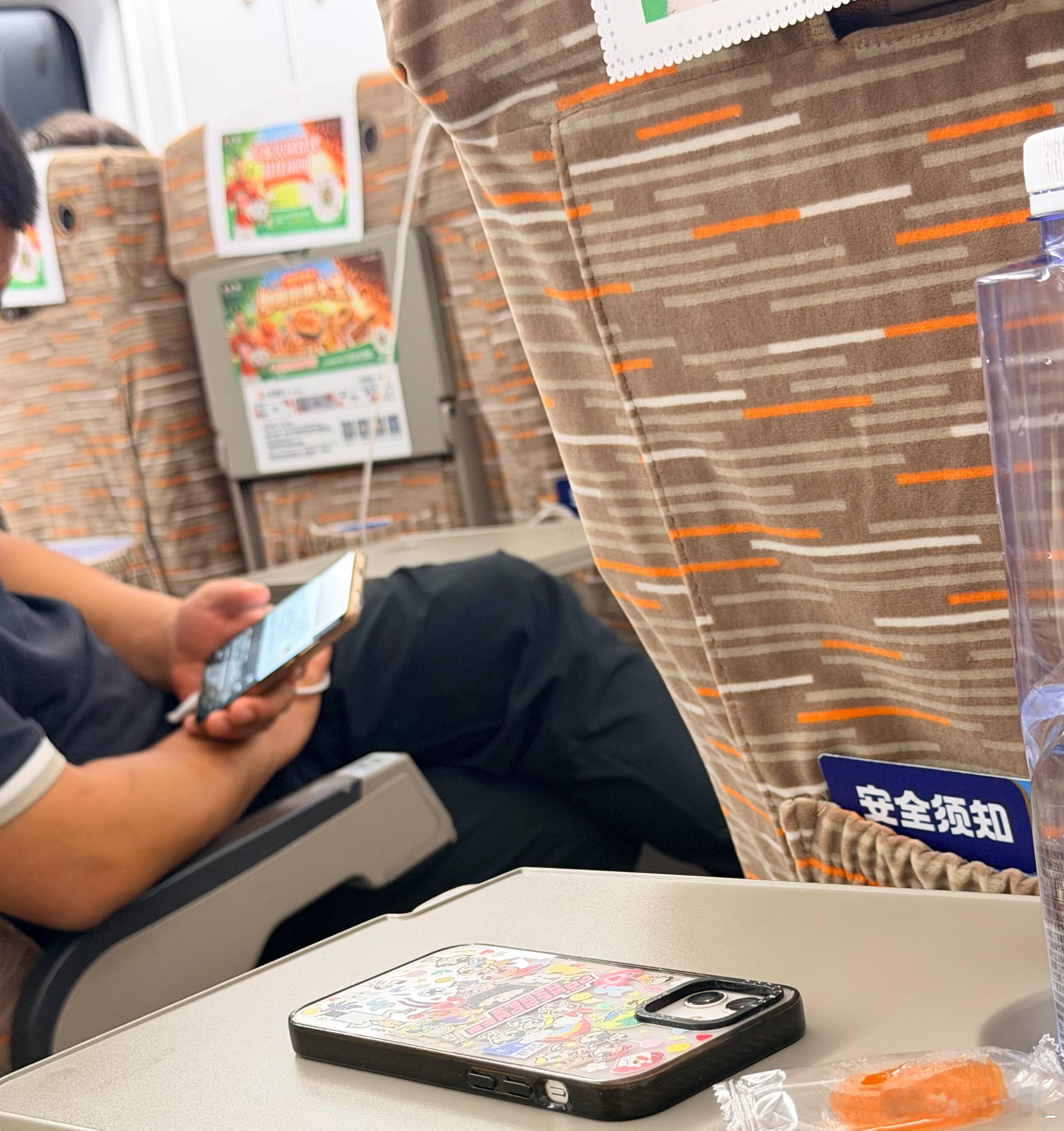 高铁上这个人在很大声的刷小视频，我大蚬子嗷一嗓子：刷视频的小点声，把耳机戴上！（