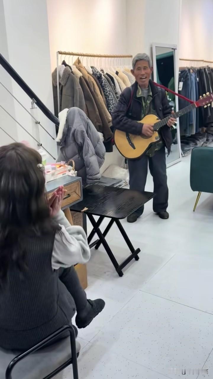 大叔有才，快板改成吉他弹唱了！12月12日，浙江丽水，一大叔弹着吉他走进一家服装