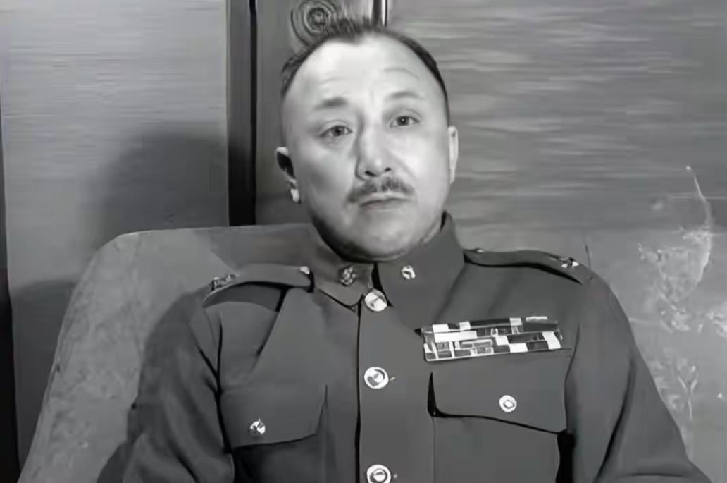 1949年，卫立煌被软禁，关麟征去看望他，却被拦在门口，关麟征扯下中将领章，气道