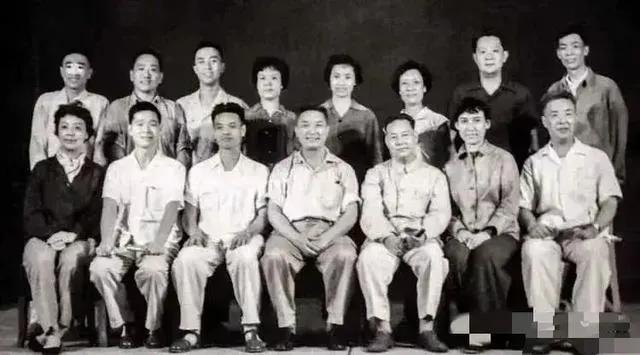 五十年代上海京剧院的主演
周信芳 童芷苓 李玉茹三头牌
孙正阳还是半带妆的
前排