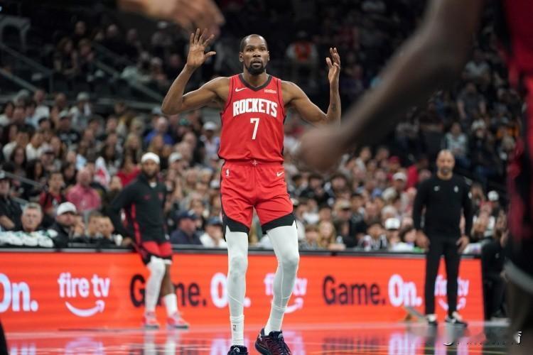 看了火箭110-121不敌马刺后我觉得杜兰特这场比赛被彻底夹击懵了，杜兰特这时候