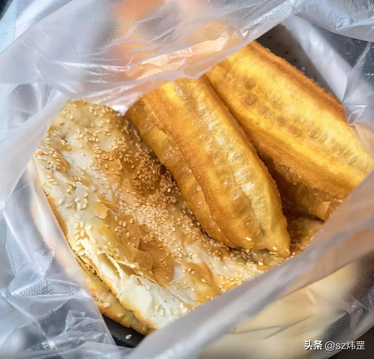 （原创）大饼油条
小区西北那的已废弃多年的核酸检测亭前些天被人砸了锁，门头也被扔