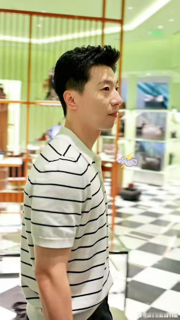 马龙条纹polo衫造型马龙深圳活动条纹元素自带清新感，搭配利落的身形，整场活动下