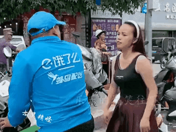 这一男一女打的那么狠，他们是什么关系？他们是夫妻？还是仇人？女的踢男的一脚，男的