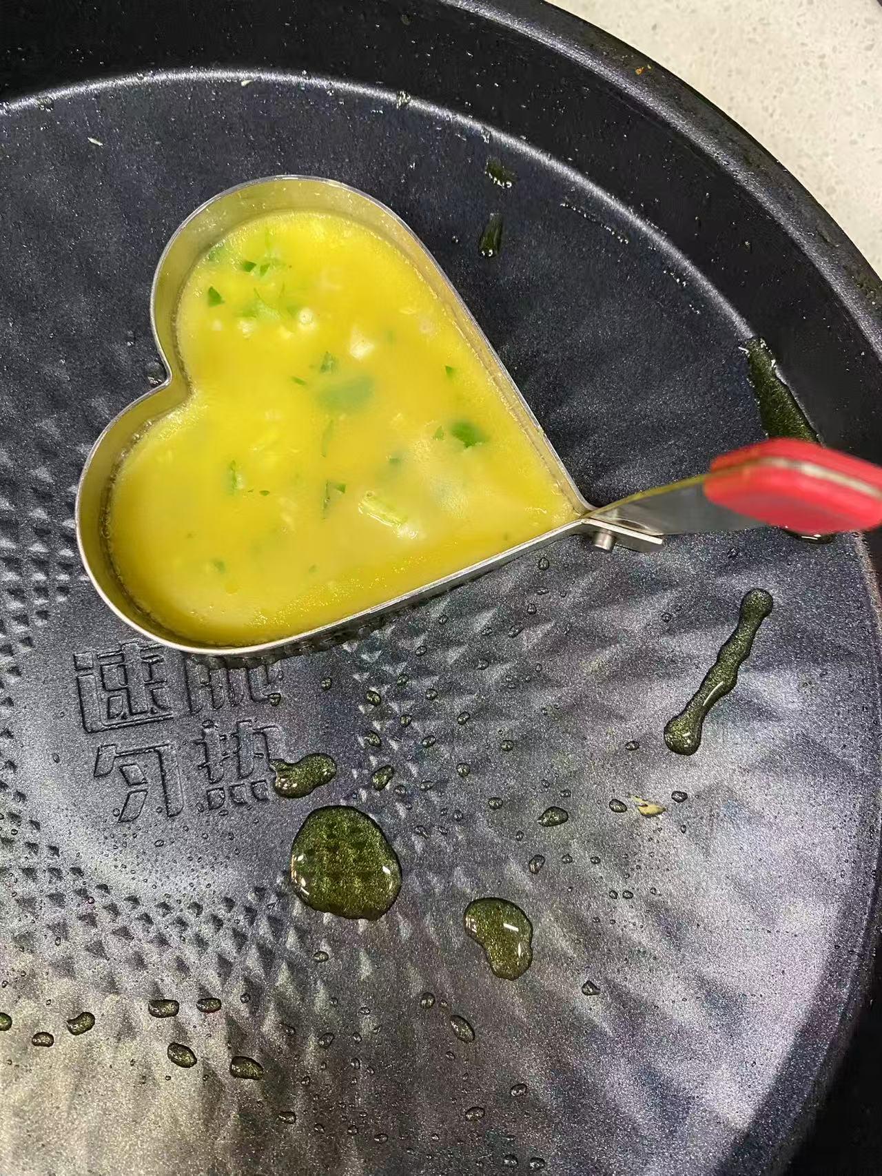 蒜黄，五香，鸡蛋煎饼，拿出模具开始做饭。大部分新手一个困惑：就是煎饼在模具成型后