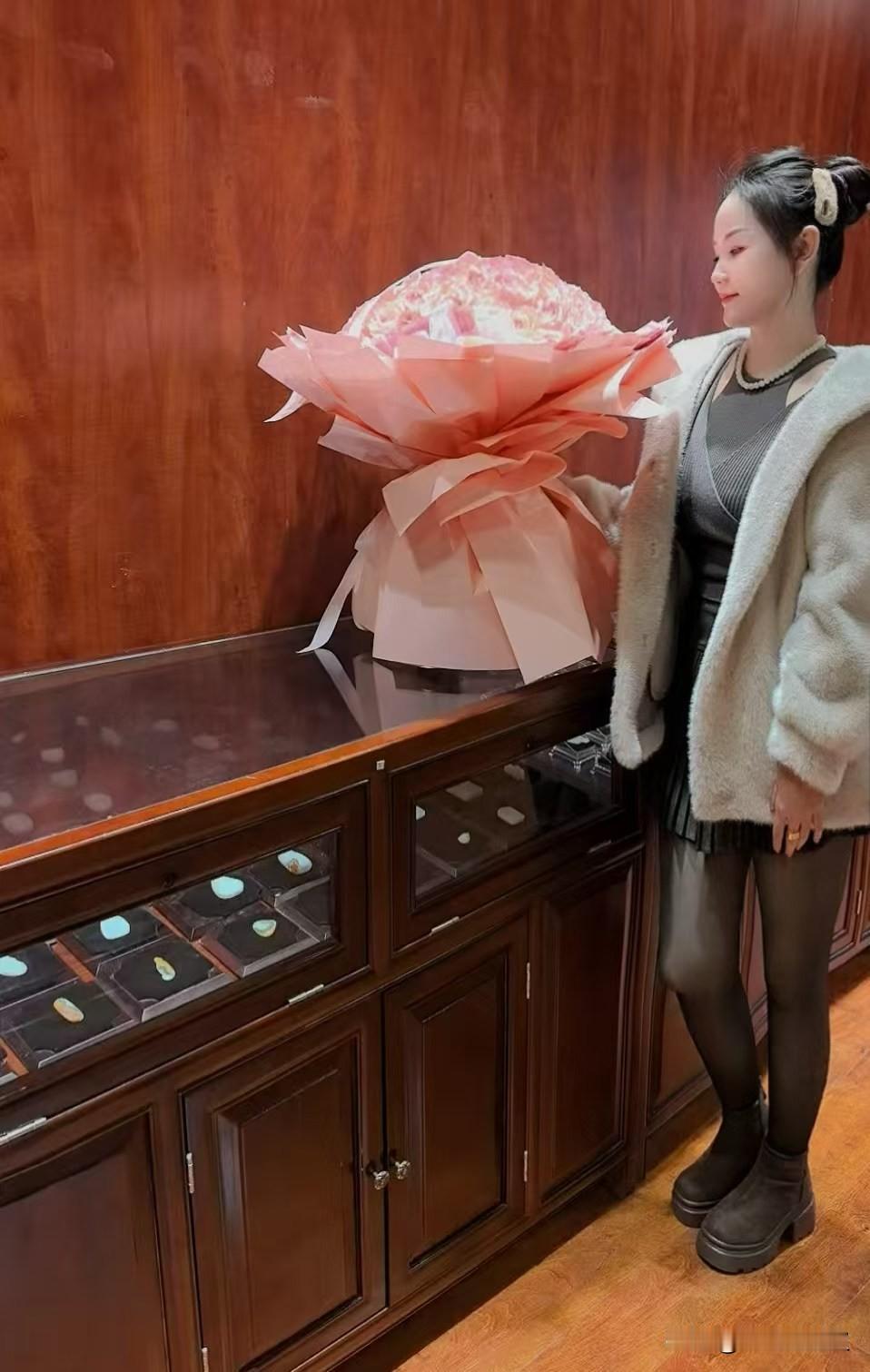 看看我们老板娘，人家这生日过的，鲜花、转账一个不少，真是让人羡慕！
你看看我们老