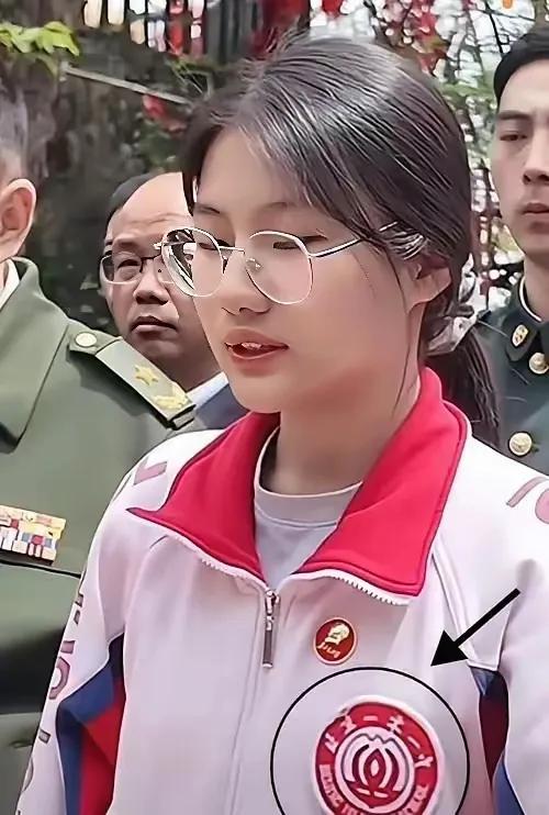 图片中的小女孩是毛主席的曾孙女毛思甜，有人说，毛主席的曾孙女毛思甜，也被中国国防