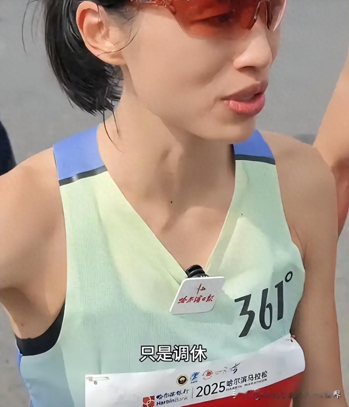 这位护士其实可以转行做专业的马拉松运动员。既然跑得快，何必非得用女护士的标签呢？