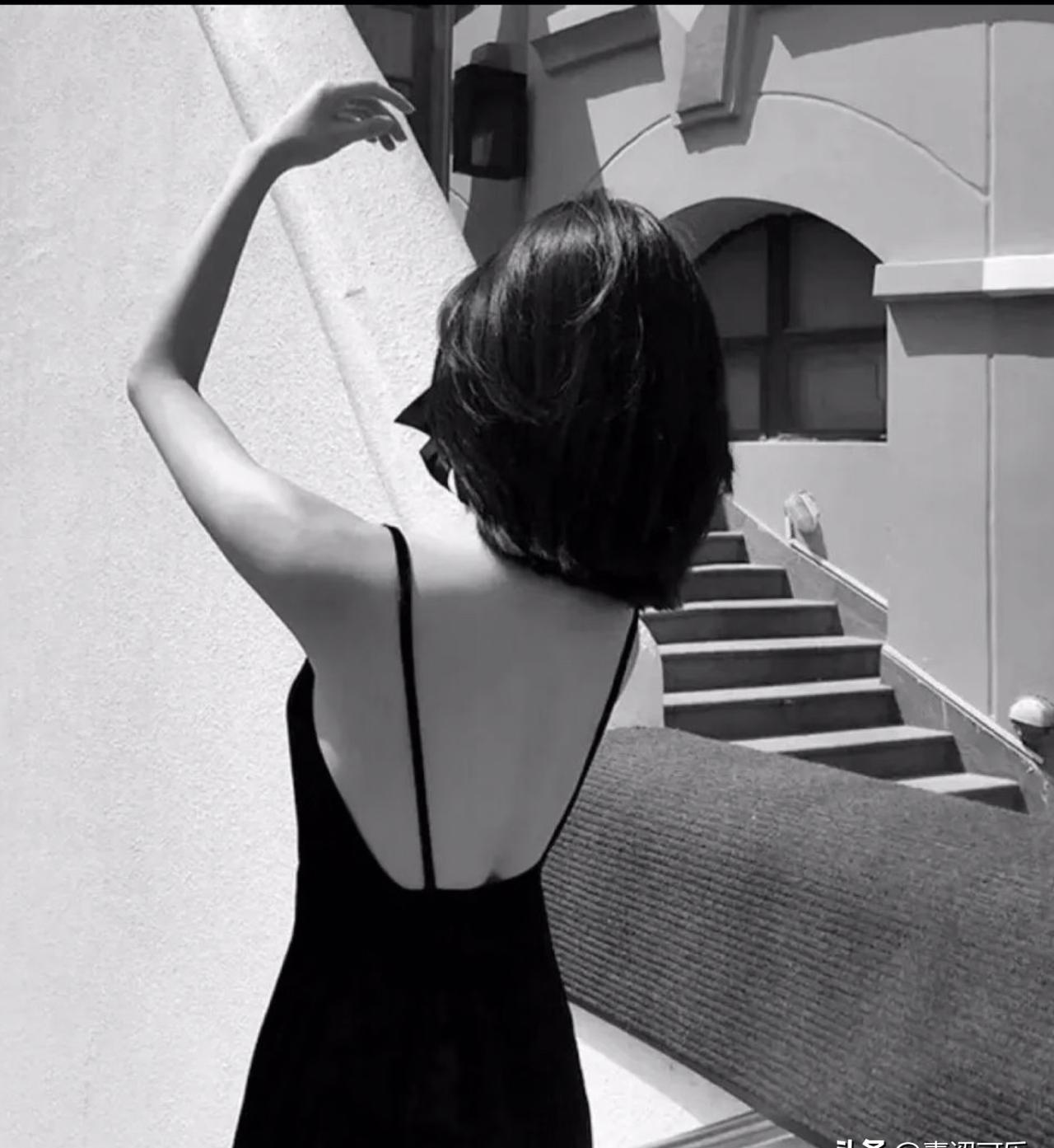 分居久了，

她对同事多聊几句，

大家就觉得要出事，

其实只是手机屏太冷、抱