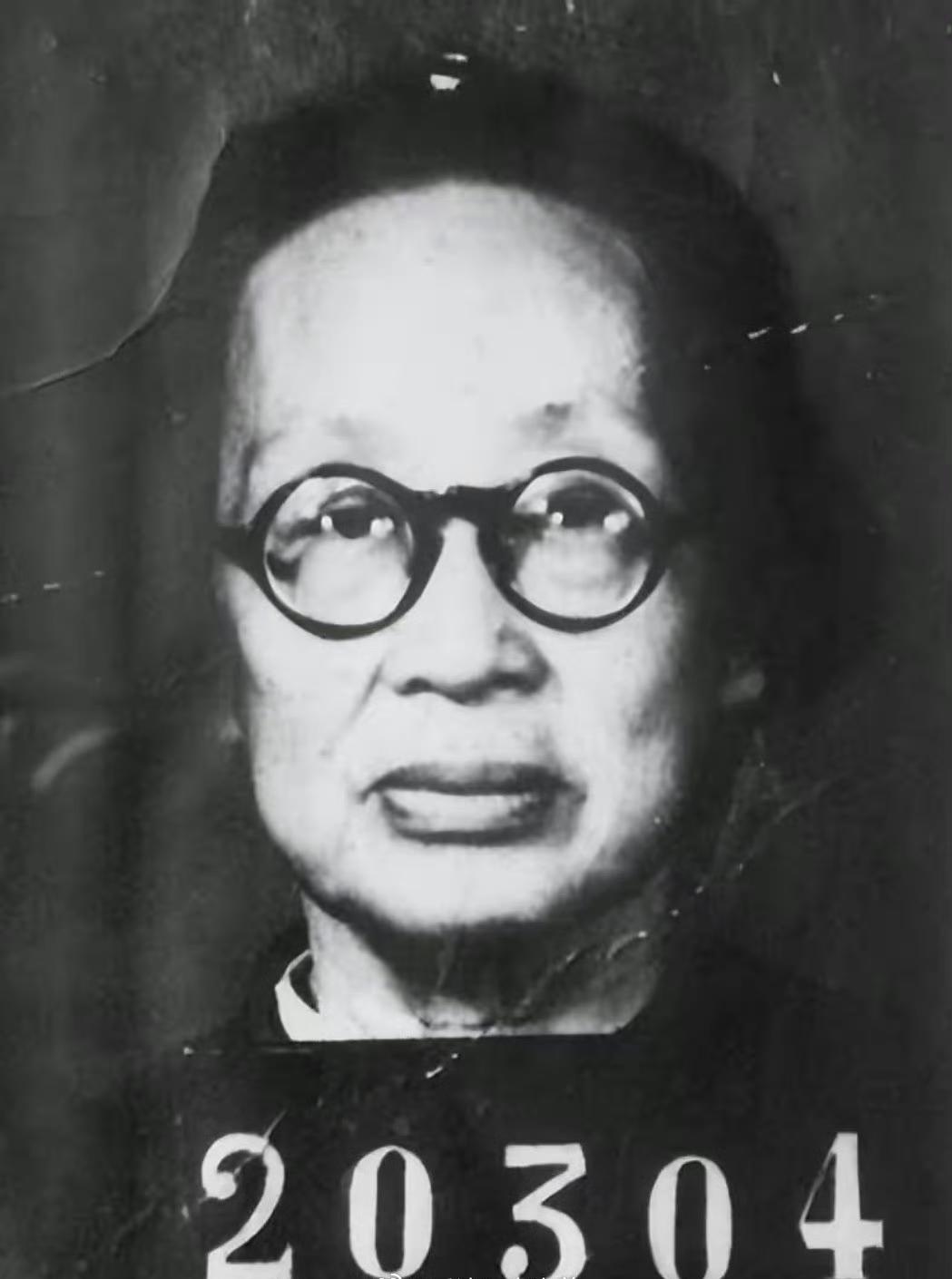 陈壁君在监狱的留影，这一张照片拍摄于上世纪50年代初，地点在上海提篮桥监狱，人物