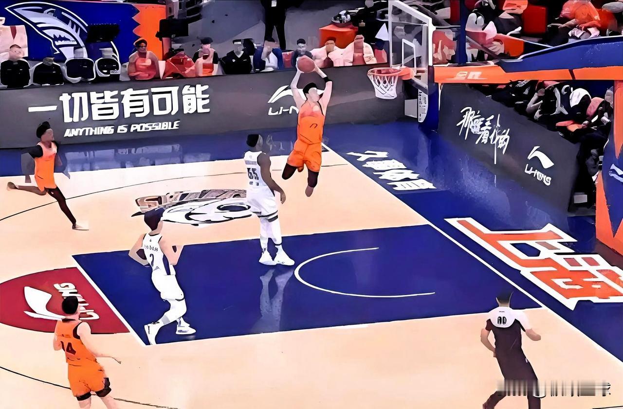 上海男篮天才锋线张镇麟起飞了！在今日上海对阵青岛的第二节比赛中，张镇麟快攻接球远