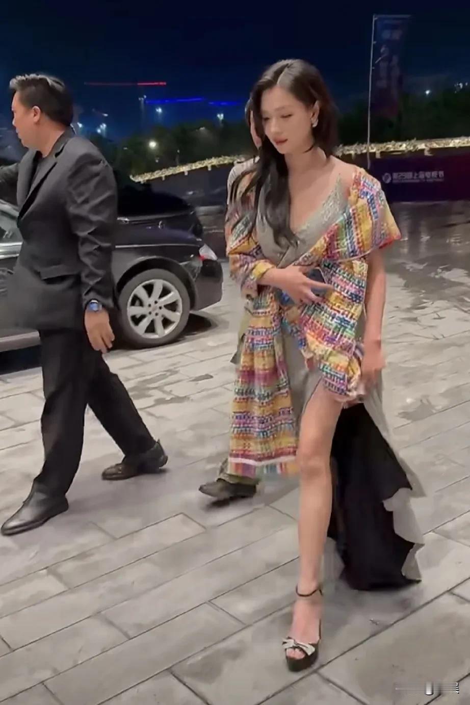 万茜