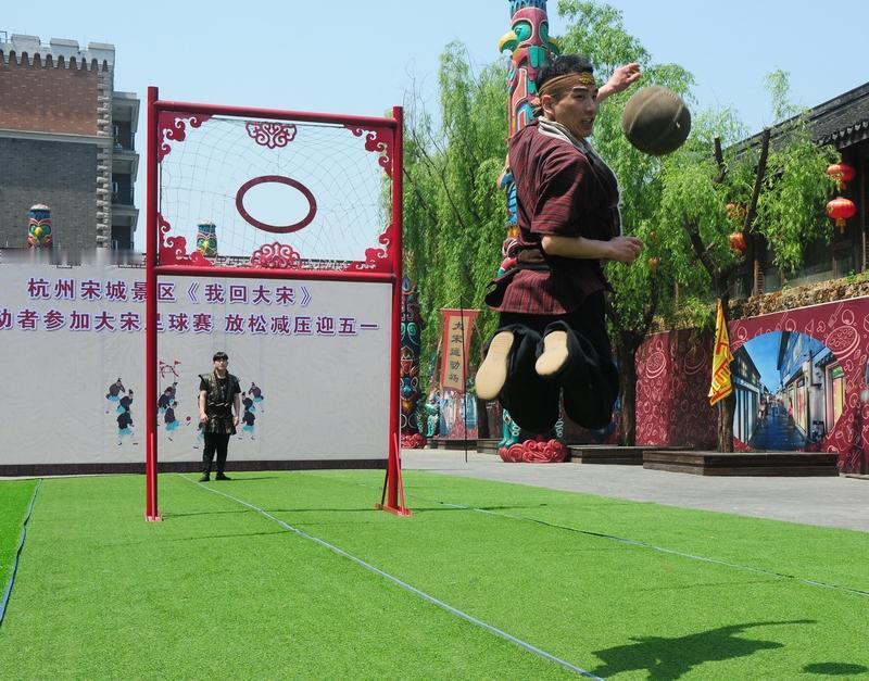 高俅在古代那可是因球技闻名，要是活到现在，还真不好说能不能指导国足进世界杯四强。