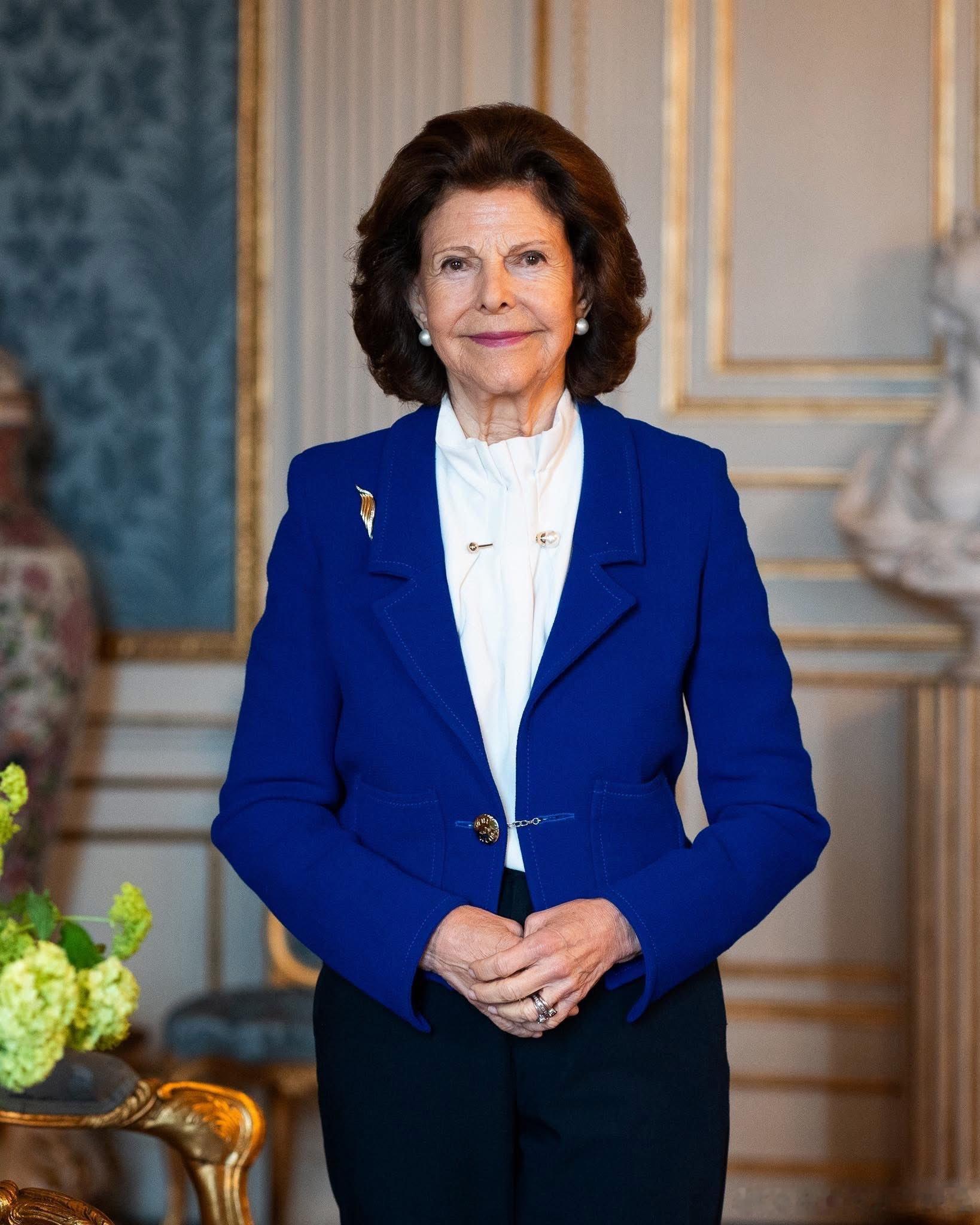 新闻 2025.12.23 瑞典王室发布王后西尔维娅的82岁生日官方照，西尔维娅