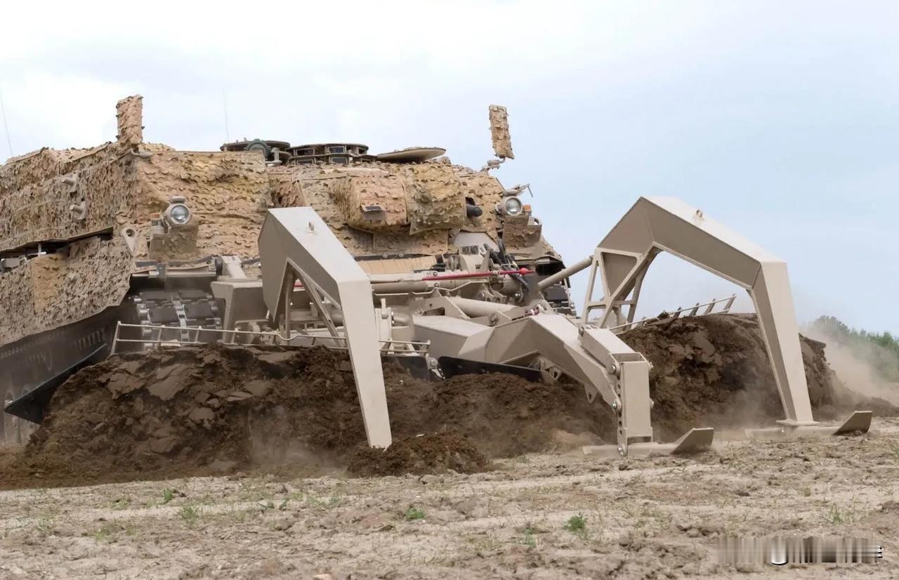 乌克兰总理呼唤全球援手清除地雷！

乌克兰总理丹尼斯·什米哈勒在瑞士举办的国际会