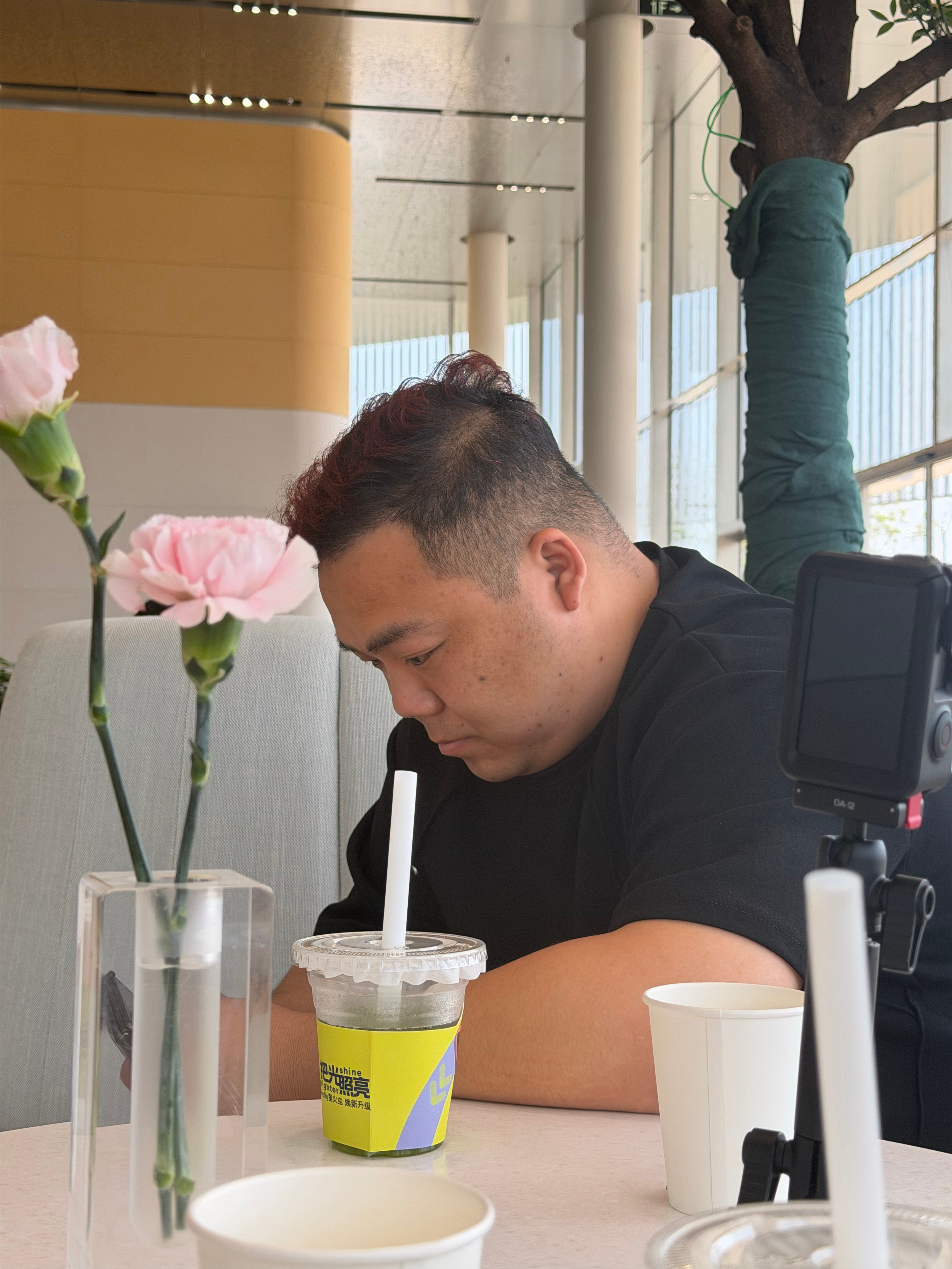 带着雷子来蔚来工厂提车，玛德，跟他打招呼的人比我还多。我要封杀他。 