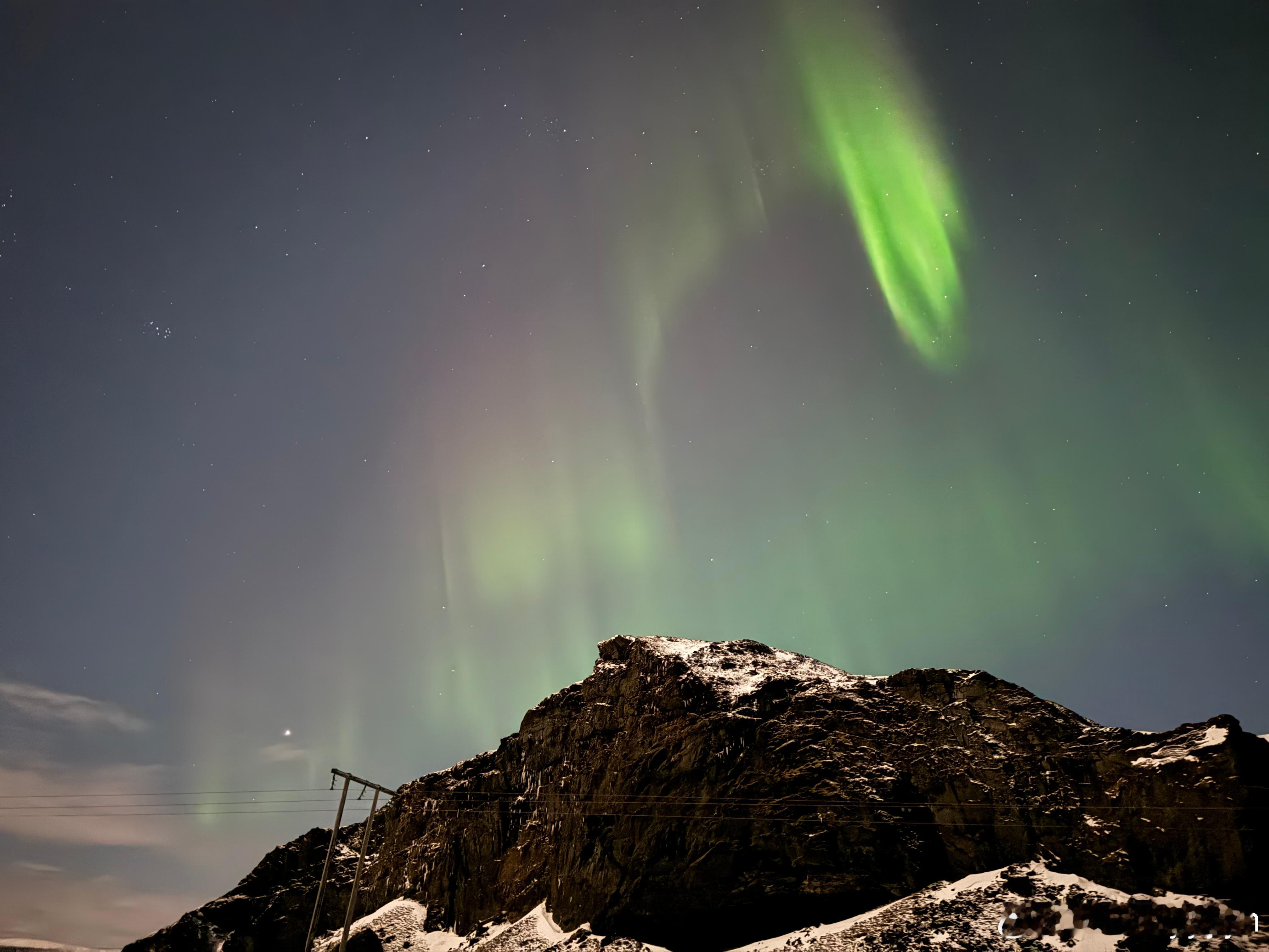 分享一下昨晚拍到的极光，不算很强烈，比较微弱，希望接下来冰岛的天气能晴朗一点，不