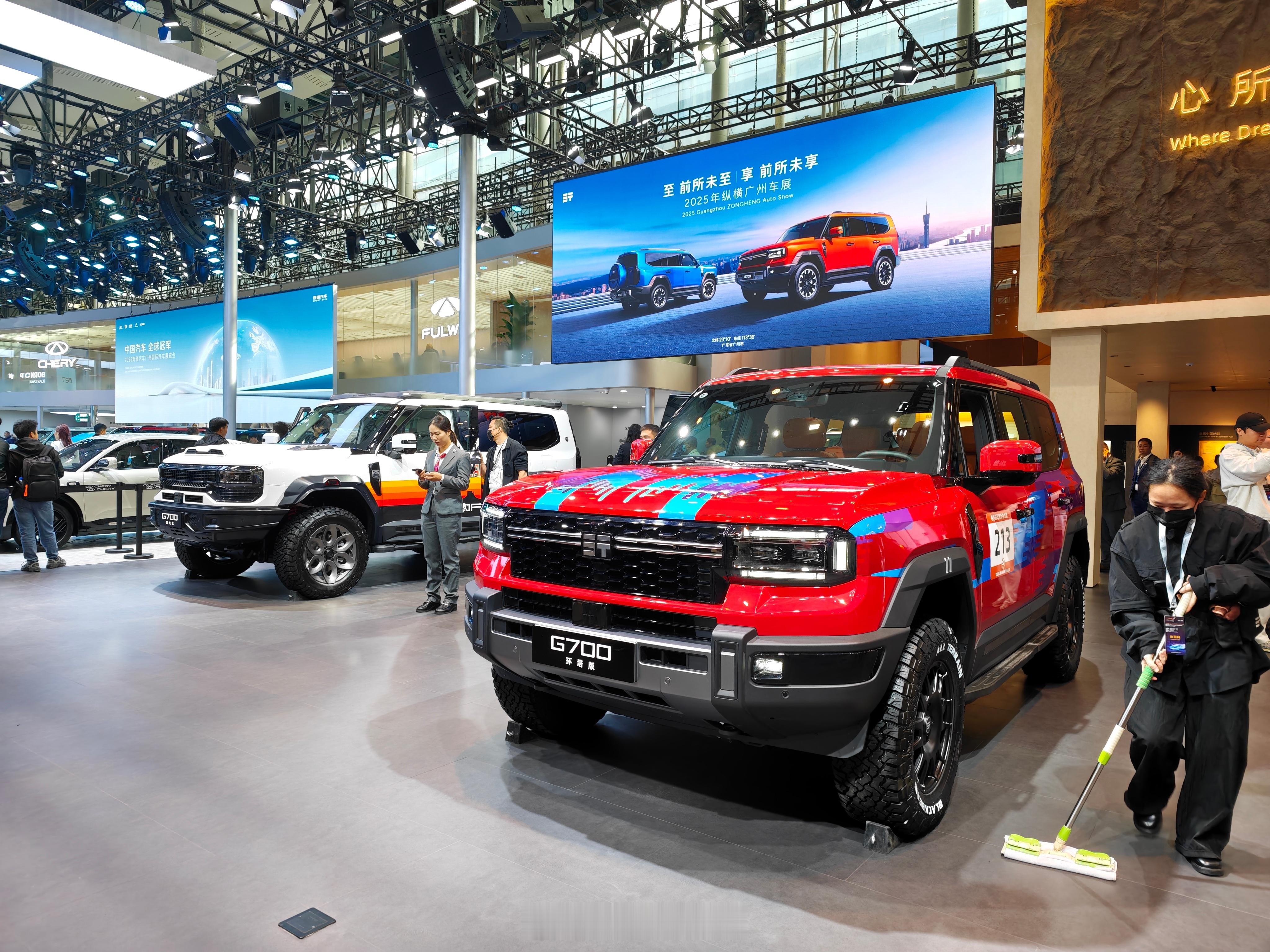 来奇瑞展台了，参展的新车不少，风云 A9L 光辉、纵横 G700 环塔版、iCA