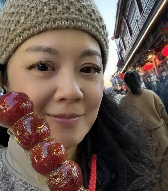 “我愿意放弃中国国籍，自愿加入英国！”2004年，央视著名女主持人姜丰嫁给英国富