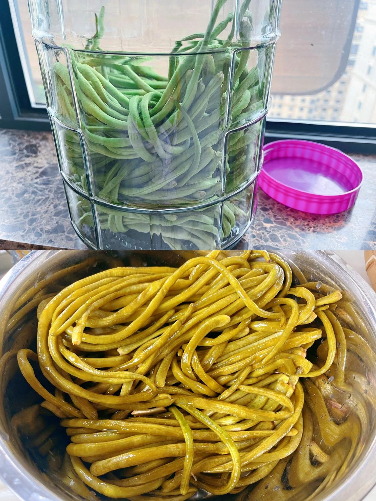 每年的豇豆季都会泡点酸豆角。
酸爽脆嫩可以做馅 配米饭 拌面条，少了我怕你不够吃